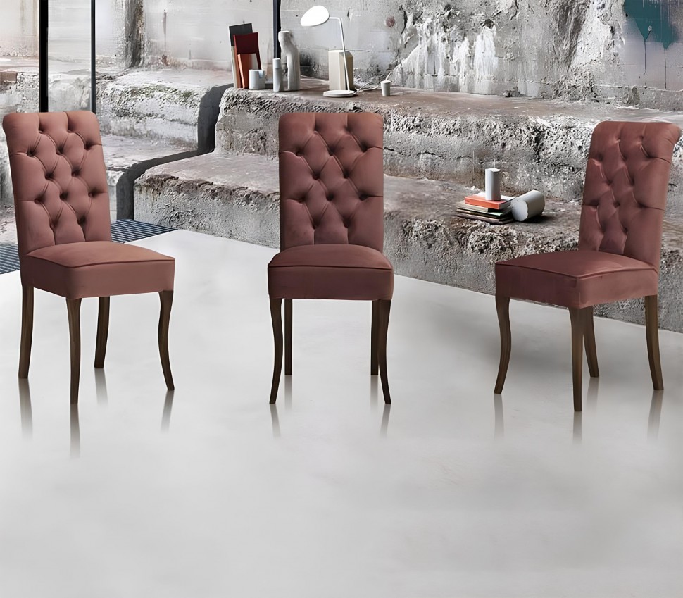 Πολυτελείς καρέκλες Carouso1 με καπιτονέ πλάτη σε terracotta βελούδο και καμπυλωτά σκούρα πόδια σε λευκό φόντο. (Preview 4)