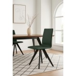 Η καρέκλα Κ82 σε forest green βελούδινη υφή, τοποθετημένη σε minimal τραπεζαρία με ξύλινο τραπέζι και γεωμετρικό χαλί. (Thumb 3)