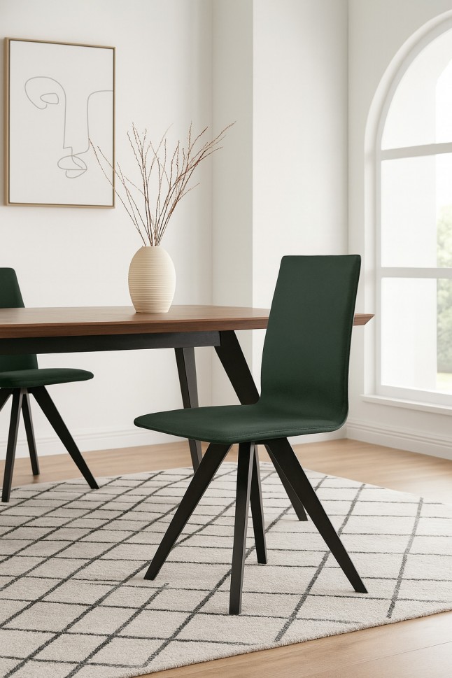 Η καρέκλα Κ82 σε forest green βελούδινη υφή, τοποθετημένη σε minimal τραπεζαρία με ξύλινο τραπέζι και γεωμετρικό χαλί. (Preview 3)