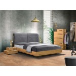 Η κρεβατοκάμαρα Marlen τοποθετημένη σε industrial loft με τοίχο τσιμεντοκονίας, αναδεικνύοντας τον 