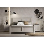 Boho style υπνοδωμάτιο με ξύλινο κρεβάτι και δύο μπεζ κομοδίνα με πανέλ σχεδίαση, boho διακόσμηση. (Thumb 8)