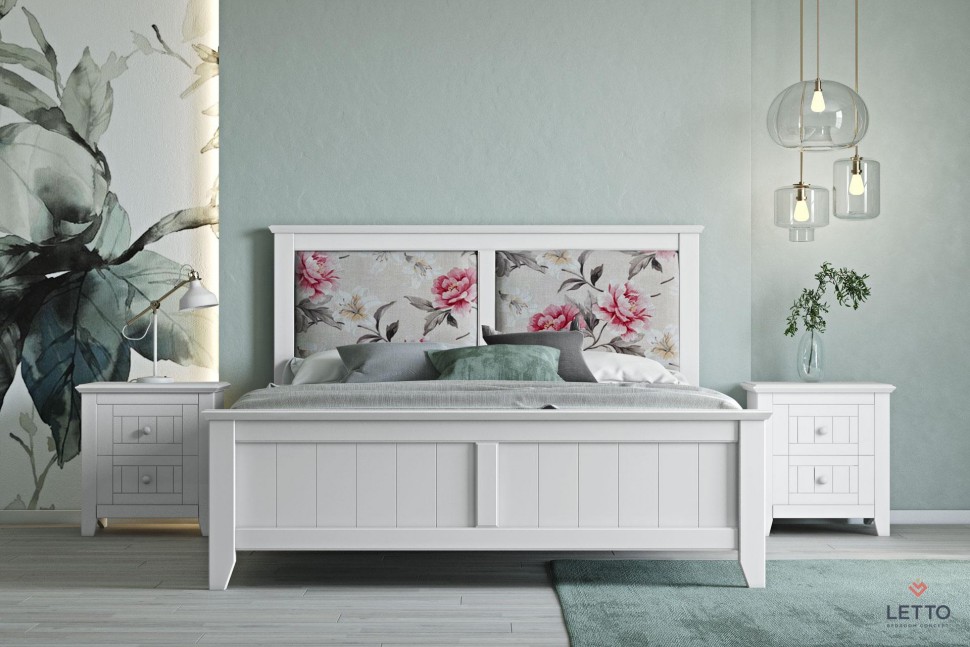 Cottage style υπνοδωμάτιο με ξύλινο κρεβάτι και δύο λευκά κομοδίνα με πανέλ σχεδίαση, σε παστέλ πράσινο τοίχο και boho διακόσμηση. (Preview 12)