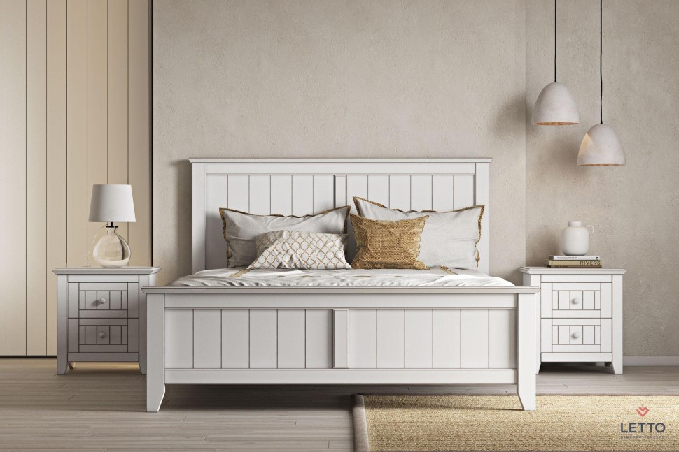 Minimal style υπνοδωμάτιο με ξύλινο κρεβάτι και δύο λευκά κομοδίνα με πανέλ σχεδίαση, σε παστέλ μπεζ τοίχο και boho διακόσμηση. (Preview 10)