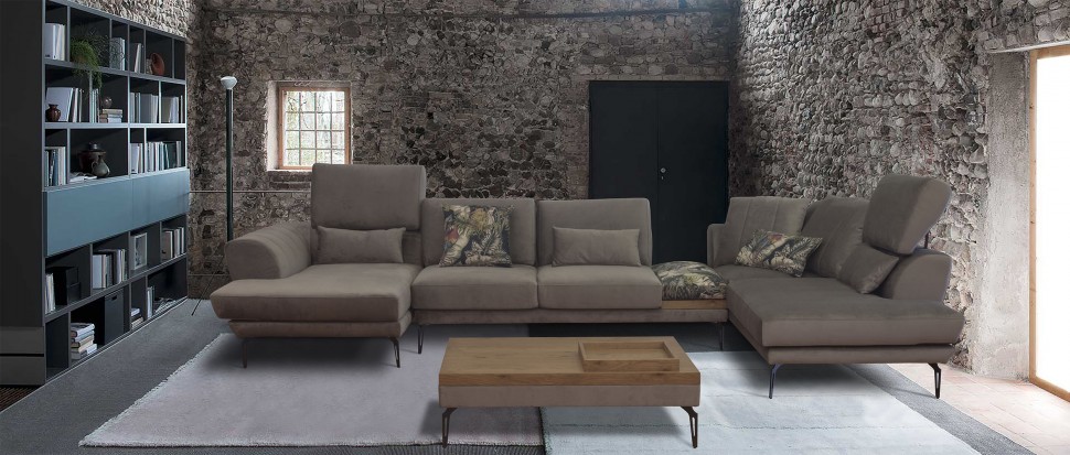 Καφέ γωνιακός καναπές “Roche” τοποθετημένος σε industrial boho loft: πέτρινοι τοίχοι, γκρι μοκέτα και ράφι βιβλιοθήκης. (Preview 8)
