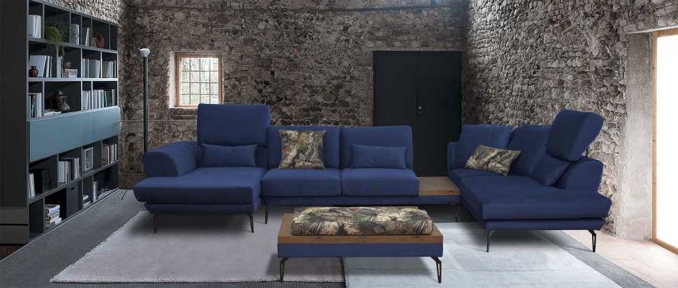 Μπλε γωνιακός καναπές “Roche” τοποθετημένος σε industrial boho loft: πέτρινοι τοίχοι, γκρι μοκέτα και ράφι βιβλιοθήκης. (Preview 9)