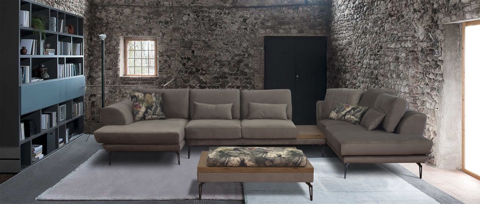 Καφέ γωνιακός καναπές “Roche” τοποθετημένος σε industrial boho loft: πέτρινοι τοίχοι, γκρι μοκέτα και ράφι βιβλιοθήκης. (Preview 10)