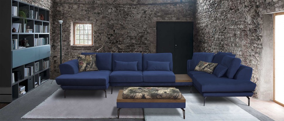 Μπλε γωνιακός καναπές “Roche” τοποθετημένος σε industrial boho loft: πέτρινοι τοίχοι, γκρι μοκέτα και ράφι βιβλιοθήκης. (Preview 11)