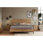 Κρεβάτι χωρίς μαξιλάρια σε μοντέρνο υπνοδωμάτιο με φυσικό φως. (Thumb 3)
