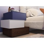 Minimal κομοδίνο Letto τριών επιπέδων σε λευκή-μωβ λάκα με ξύλινη βάση μπροστά από upholstered κρεβάτι. (Thumb 5)