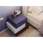 Minimal κομοδίνο Letto τριών επιπέδων σε λευκή-μωβ λάκα με ξύλινη βάση μπροστά από upholstered κρεβάτι. (Thumb 6)