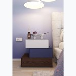 Minimal κομοδίνο Letto τριών επιπέδων σε μωβ-λευκή λάκα με ξύλινη βάση μπροστά από upholstered κρεβάτι. (Thumb 4)