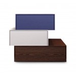 Minimal κομοδίνο Letto LUXX F1 τριών επιπέδων σε λευκή-μωβ λάκα με ξύλινη βάση. (Thumb 1)