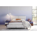 Minimal κομοδίνο Letto τριών επιπέδων σε λευκή-μωβ λάκα με ξύλινη βάση μπροστά από upholstered κρεβάτι. (Thumb 7)