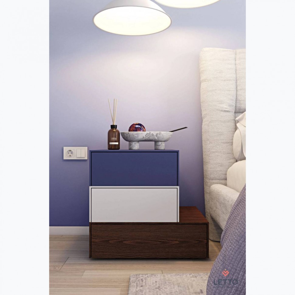 Minimal κομοδίνο Letto τριών επιπέδων σε μωβ-λευκή λάκα με ξύλινη βάση μπροστά από upholstered κρεβάτι. (Preview 3)