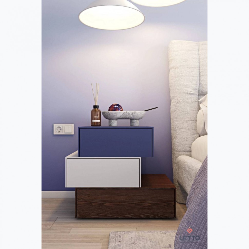 Minimal κομοδίνο Letto τριών επιπέδων σε μωβ-λευκή λάκα με ξύλινη βάση μπροστά από upholstered κρεβάτι. (Preview 2)
