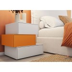 Minimal κομοδίνο Letto τριών επιπέδων σε πορτοκαλί-λευκή λάκα μπροστά από upholstered κρεβάτι. (Thumb 2)