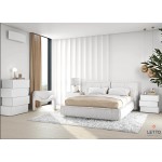 Minimal κομοδίνο Letto τριών επιπέδων σε λευκή λάκα μπροστά από upholstered κρεβάτι. (Thumb 6)