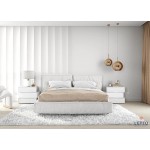 Minimal κομοδίνο Letto τριών επιπέδων σε λευκή λάκα μπροστά από upholstered κρεβάτι. (Thumb 5)