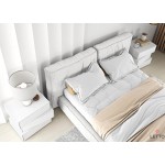 Minimal κομοδίνο Letto τριών επιπέδων σε λευκή λάκα μπροστά από upholstered κρεβάτι. (Thumb 3)