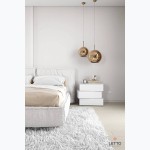 Minimal κομοδίνο Letto τριών επιπέδων σε λευκή λάκα μπροστά από upholstered κρεβάτι. (Thumb 4)