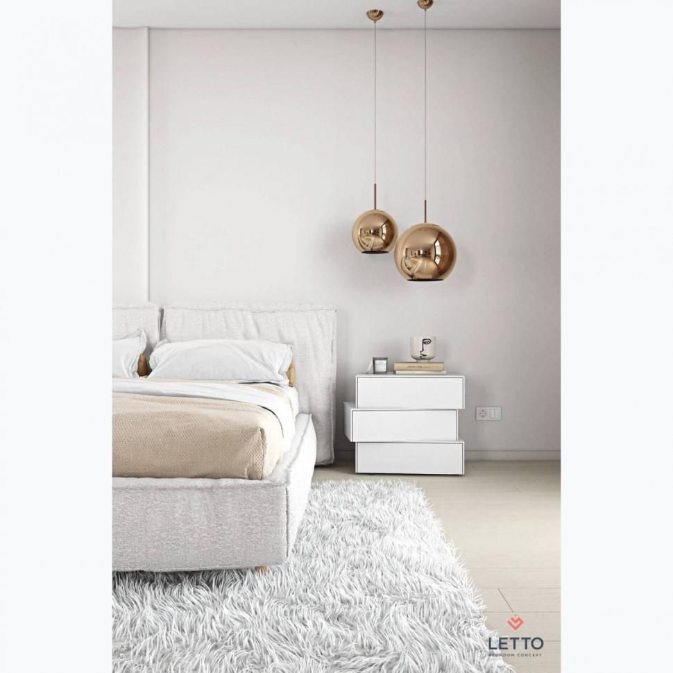 Minimal κομοδίνο Letto τριών επιπέδων σε λευκή λάκα μπροστά από upholstered κρεβάτι. (Preview 4)