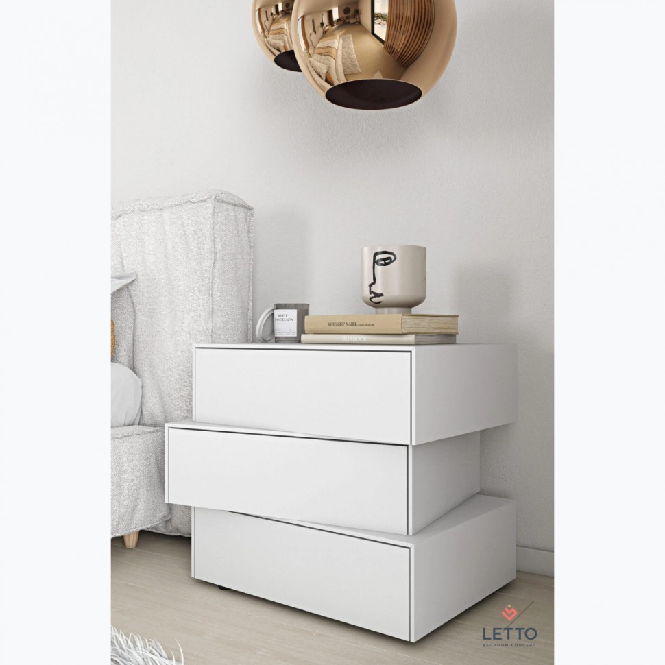 Minimal κομοδίνο Letto τριών επιπέδων σε λευκή λάκα μπροστά από upholstered κρεβάτι. (Preview 2)