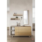 Κάθετος καθρέφτης τοίχου LETTO με ξύλινο πλαίσιο πάνω από συρταριέρα σε υπνοδωμάτιο με φυσικό φως. (Thumb 3)