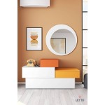 Λευκός στρογγυλός καθρέφτης τοίχου LETTO σε μπεζ τοίχο, πάνω από μοντέρνα σύνθεση με συρτάρια σε λευκό, πορτοκαλί και κίτρινο. (Thumb 3)
