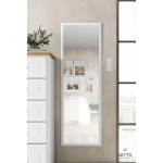 Κάθετος καθρέφτης τοίχου LETTO με λευκό ξύλινο πλαίσιο δίπλα από συρταριέρα σε υπνοδωμάτιο με φυσικό φως. (Thumb 2)