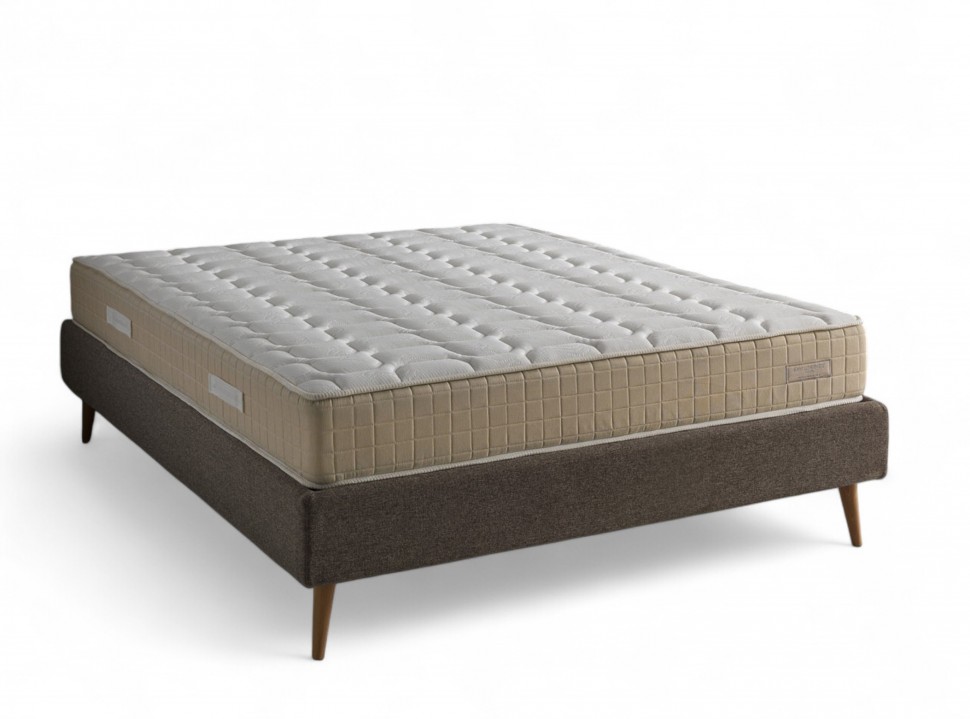 Ανατομικό στρώμα με topper memory foam και ανεξάρτητα ελατήρια σε λευκό φόντο. (Preview 1)