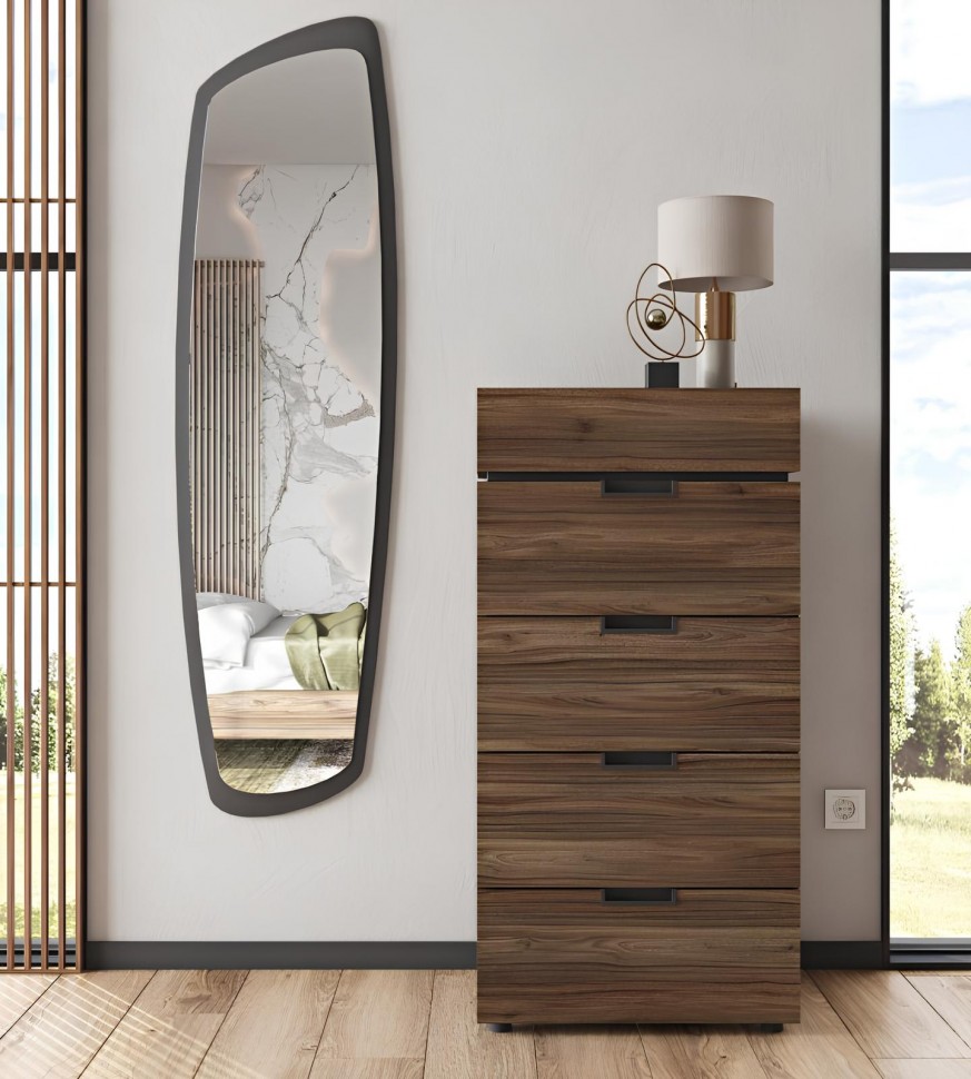 Cosmos ψηλή συρταριέρα σε απόχρωση walnut, με καθρέφτη στο πλάι και διακοσμητικά σε μοντέρνο χώρο. (Preview 6)