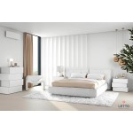 Λεπτομέρεια Luxx συρταριέρας με καθρέφτη και minimal διακόσμηση σε κρεβατοκάμαρα. (Thumb 3)