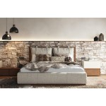 Minimal κρεβάτι Letto Notte με μαξιλάρια και ντυμένο ποδαρικό σε μοντέρνο υπνοδωμάτιο. (Thumb 2)