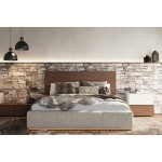 Minimal κρεβάτι Letto Notte χωρίς μαξιλάρια και ντυμένο ποδαρικό σε μοντέρνο υπνοδωμάτιο. (Thumb 5)