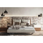 Minimal κρεβάτι Letto Notte με μαξιλάρια, ντυμένο ποδαρικό και μεταλλική βάση, σε μοντέρνο υπνοδωμάτιο. (Thumb 2)