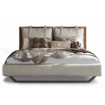 Minimal κρεβάτι Letto Notte με μαξιλάρια, ντυμένο ποδαρικό και μεταλλική βάση, σε λευκό φόντο. (Thumb 1)