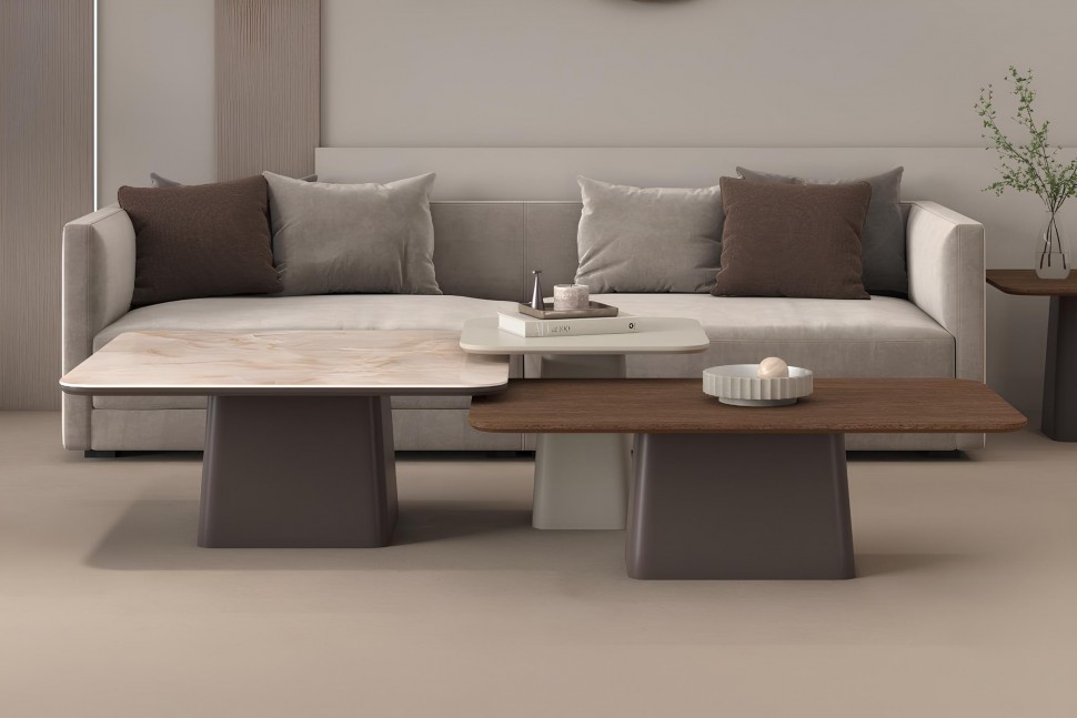 Σύνθεση τριών coffee tables με καπάκια από κεραμικό, δρυ και λάκα, τοποθετημένα μπροστά από μοντέρνο καναπέ. (Preview 8)