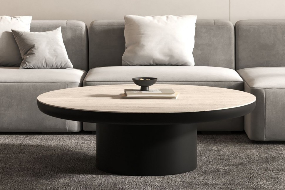 Στρογγυλό coffee table με κεραμικό καπάκι Travertino 3D και μαύρη σαγρέ βάση, τοποθετημένο μπροστά από γκρι modular καναπέ. (Preview 2)