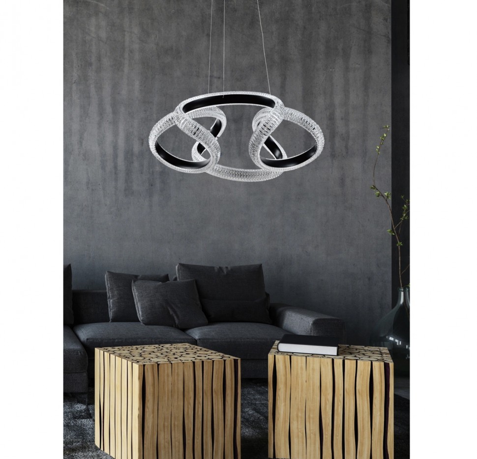 Κρεμαστό φωτιστικό μοντέρνου design με αλληλοπλεκόμενους φωτεινούς δακτυλίους, μαύρο μεταλλικό σκελετό και κρυσταλλική υφή, τοποθετημένο σε σύγχρονο καθιστικό. (Preview 3)
