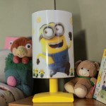 Παιδικό επιτραπέζιο φωτιστικό με φιγούρα Minion σε λευκό κυλινδρικό καπέλο και κίτρινη βάση. (Thumb 2)