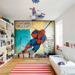 Παιδικό φωτιστικό οροφής Spider-Man με τρεις φιγούρες που κρέμονται γύρω από λευκές μπάλες φωτισμού, τοποθετημένο σε μοντέρνο παιδικό δωμάτιο. (Thumb 2)