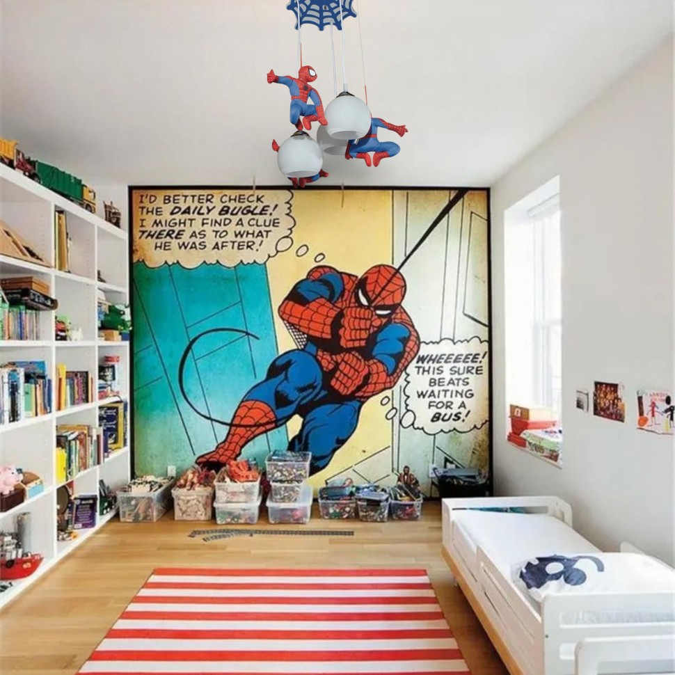 Παιδικό φωτιστικό οροφής Spider-Man με τρεις φιγούρες που κρέμονται γύρω από λευκές μπάλες φωτισμού, τοποθετημένο σε μοντέρνο παιδικό δωμάτιο. (Preview 2)