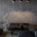 Επιδαπέδιο φωτιστικό LED με κυματιστό σχεδιασμό τοποθετημένο σε σύγχρονο καθιστικό με γκρι καναπέ και industrial τοίχο. (Thumb 4)