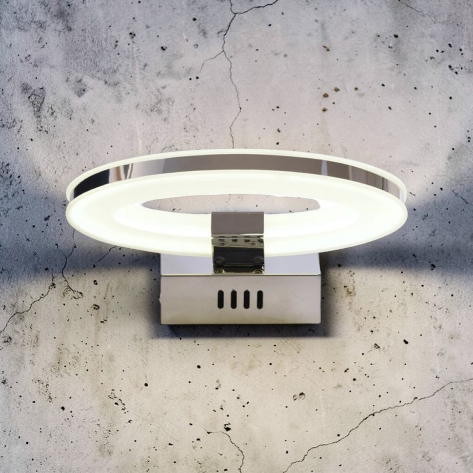 Μοντέρνο modular φωτιστικό LED χρωμίου τοποθετημένο σε μπάνιο industrial αισθητικής με σκούρο τοίχο. (Preview 2)