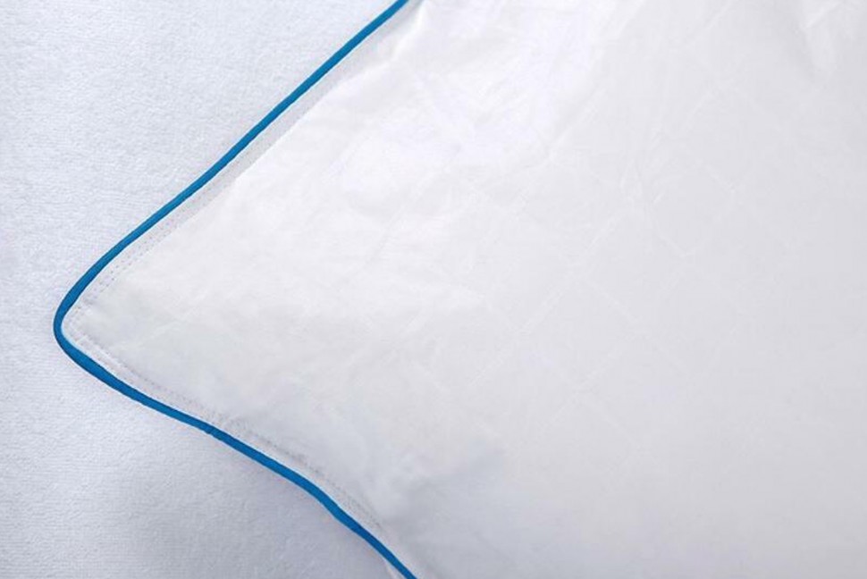 Αντιαλλεργικό μαξιλάρι La Luna Antibacterial με καπιτονέ βαμβακερό κάλυμμα και μπλε ρέλι σε λευκό φόντο. (Preview 5)