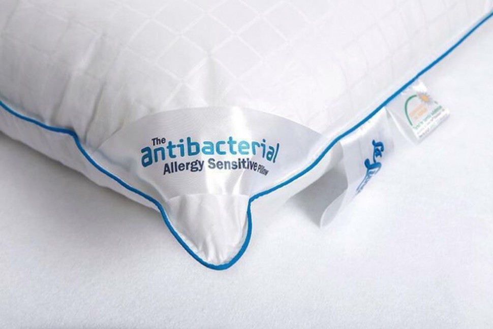 Αντιαλλεργικό μαξιλάρι La Luna Antibacterial με καπιτονέ βαμβακερό κάλυμμα και μπλε ρέλι σε λευκό φόντο. (Preview 4)
