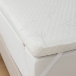 Το ανώστρωμα Easy Rest της La Luna εφαρμοσμένο πάνω σε λευκό στρώμα κρεβατιού, αναδεικνύοντας τον ελαστικό ιμάντα σταθεροποίησης στη γωνία. (Thumb 2)