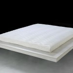 Το ανώστρωμα Latex Topper της La Luna τοποθετημένο πάνω σε minimal λευκή ξύλινη βάση κρεβατιού. (Thumb 4)