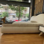 Πλαϊνή όψη του εκθεσιακού κρεβατιού Heart με μπουκλέ επένδυση δίπλα στη βιτρίνα του καταστήματος. (Thumb 3)