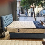 Πλαϊνή λήψη του κρεβατιού Iton δίπλα στη βιτρίνα του καταστήματος επίπλων. (Thumb 2)